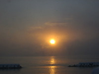津軽海峡の冬　イイ感じの朝日。