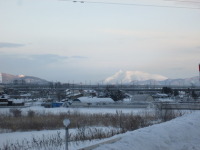朝日で輝く駒ケ岳と北海道新幹線の高架橋。