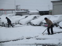 道南函館北斗にも、とうとう雪がきちゃいました。タイヤ交換緊急対処します。