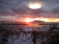 道南函館北斗市は雪が降りやみ、真っ赤な朝日に UFO出現か？