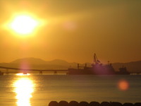 春の函館湾(津軽海峡)の朝日ですよ〜ｖ