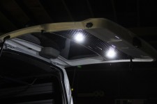 NV350キャラバン リアゲートLEDスポットライト・ワークランプ（作業灯）取付
