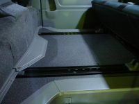 200系ハイエースS-GL　床貼り加工＆シートレール埋め込み