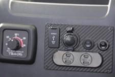 USBスイッチホールカバー トヨタ汎用 200系ハイエース適合