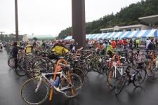 1,200名のサイクリストが猪苗代湖に集結！