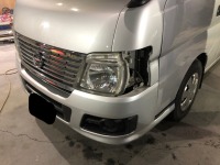 日産キャラバン 駐車しようと幅寄せ失敗!フロント周り修理施工依頼!