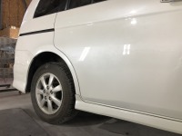 トヨタアイシス スライドドアを擦ってしまいサビまで発生!交換無しで板金修理します♫