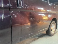 日産キャラバン 交換級のスライドドアの凹み損傷を板金修理