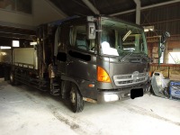 日野大型トラック 連休を利用して運転席ドアの凹みを板金塗装修理！