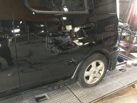 トヨタファンカーゴの酷く凹んでいたドアパネル損傷修理！