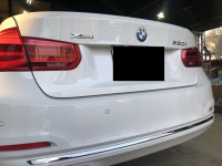 BMW320i フロントバンパー擦りキズとトランクの凹みを部分的修理‼︎