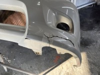 トヨタアイシスの割れたフロントバンパーを溶着/部分塗装修理