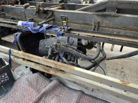腐食で原型無い自社搬送車デュトロの油圧ユニット固定土台を修理
