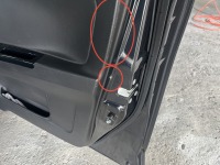 アルトワークスのドアにシートベルト金具が挟まり付いた傷を修理