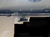 ランドクルーザープラドの破損したリアライセンスランプ交換修理
