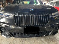 BMW X7に持ち込みの艶ありブラックフロントグリルを取り付け