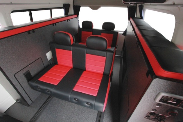 社外シート：STシートと2脚装着で使い方自由自在の室内空間