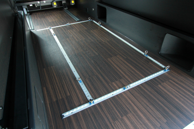 YZF-R1の積載安心！200系ハイエース特装車内装改造！床貼り加工