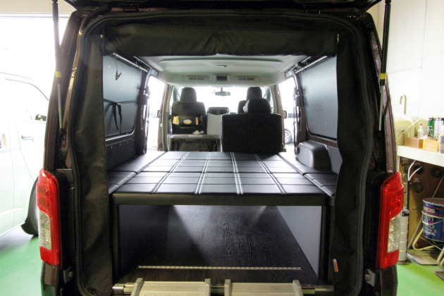 NV350キャラバンVXに車中泊を可能とするフラットベッド取付