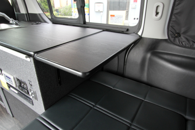 簡単設置のテーブルを200系ハイエース車内へ取り付け