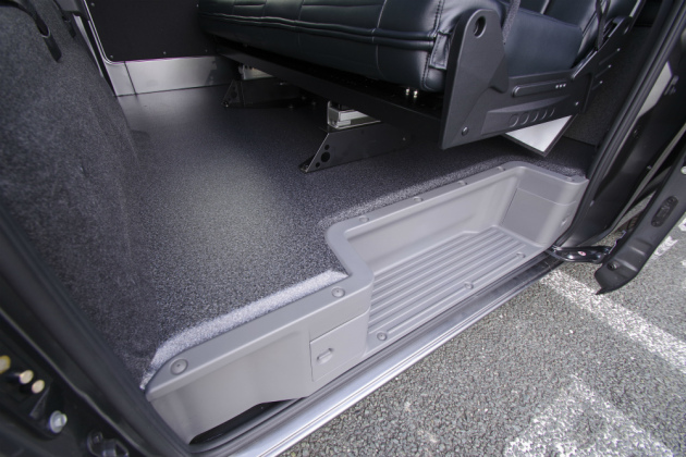 NV350キャラバンに床貼り加工！手入れ簡単な車内に変貌
