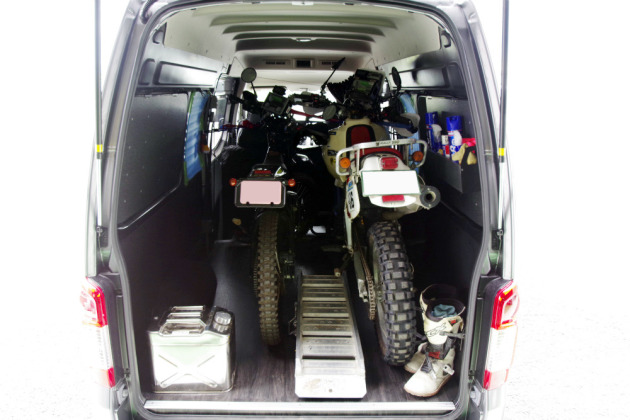 NV350キャラバンにの2台のオフロードバイク（XR600とFX110）を積載