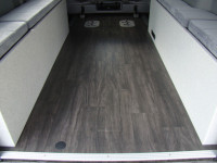 傷や汚れに強い硬質タイプ床貼り加工： 中古車「200系 ハイエースS-GL」