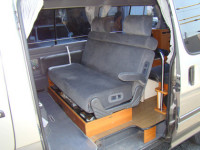 ベッド・対座・リクライニングOKのシート ： 中古車「100系特装車」