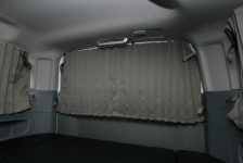 NV200バネットワゴンに遮光性のカーテンを取付け。