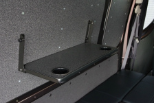 NV350キャラバンの車内に装備した収納タイプのテーブル