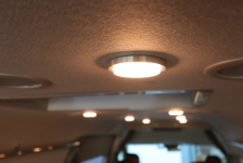 LEDタイプの室内灯増設で明るい車内に！200系ハイエース