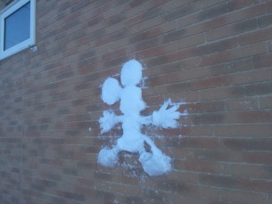 壁に激突雪像