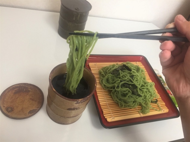 ドラム缶形茶碗で蕎麦を食す