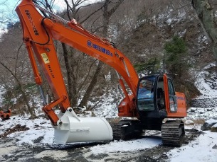 大型土嚢製作が手元作業員の作業が極めて軽作業で女性でも作業ができる