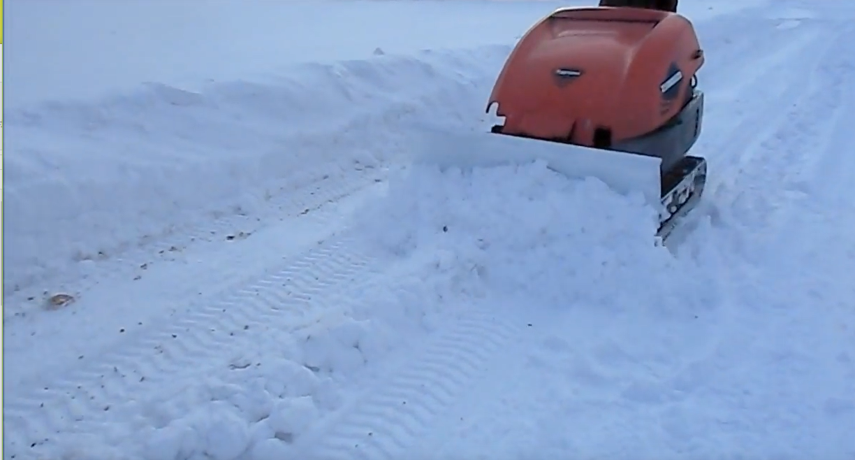 ハンドガイド式芝刈り機が専用ブレードで除雪機に早変わり｜建設機械用