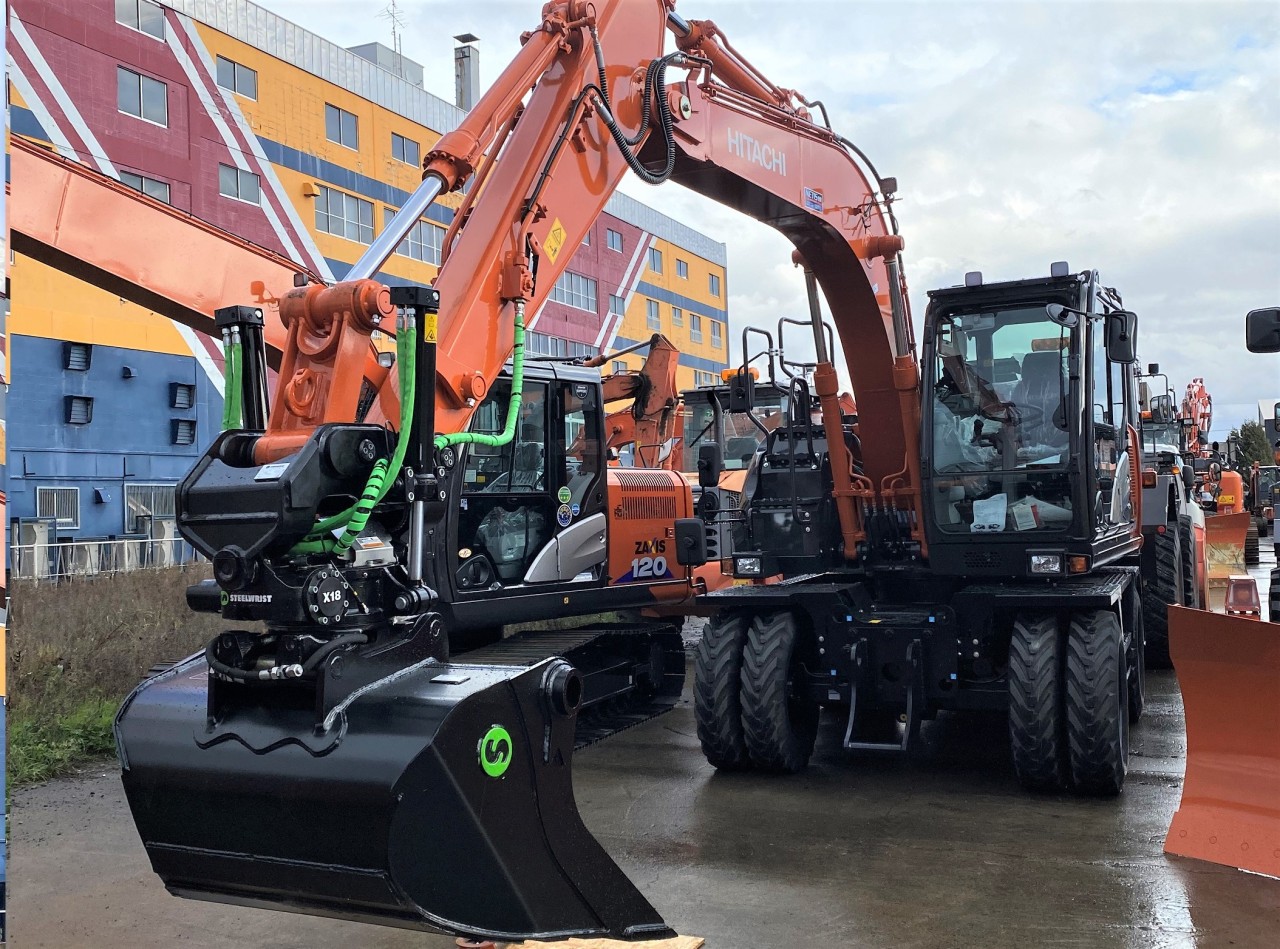 大理石　作業机 タイヤ式油圧ショベルZX125W-6にチルトローテーターX18取り付け｜建設