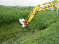 現場状況に合わせた堤防除草機械を各種取り揃えています