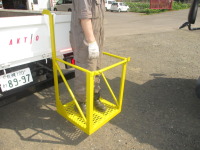 交通安全施設作業に使用するトラック荷台用作業架台を1台製作