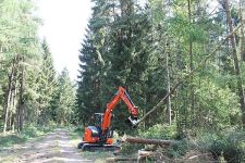 伐採用木材切断機「JAK WOOD CUTTER」に2〜4tクラス「JAK200」を追加