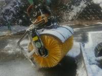 舗装道路除雪活用でも想定以上の作業効率：油圧式スイーパーブラシ