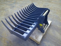 チルトローテーター(Steel Wrist製)に取り付ける開墾用レーキを納品