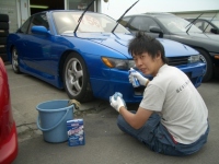 ワコーズバリアスコートでコーティング作業しています