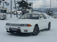 中古車販売　展示車３２GTR　雑誌の取材です。