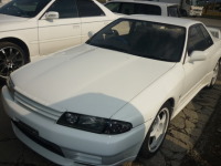 R32GTR　いつものリヤフェンダー錆処理塗装で入庫。