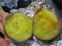 ストーブの上で焼いてみたホクホクのサツマイモ。