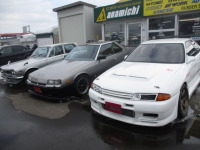 春、先取り！店舗前の氷ワリをやっています。