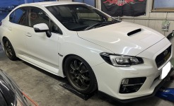 お仕事終わりにスバルWRX STIがオイル/エレメント交換でご来店！