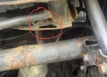 車検通らないムーヴのラテラルロッドブラケット腐食穴を溶接修理