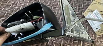 マークXに持ち込みトヨタ純正品のリバース連動ミラーを取り付け