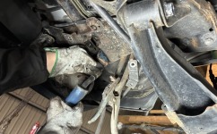 サンバートラックのフレームサビ穴修理して下回り塩害/防錆対策エンドックス施工